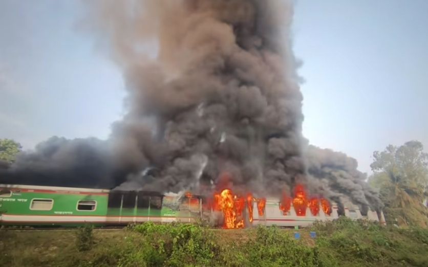 ফৌজদারহাটে চট্টলা এক্সপ্রেসের পাওয়ার কারে ভয়াবহ আগুন: পুড়ে ছাই কয়েকটি কোচ, ট্রেন চলাচল বন্ধ